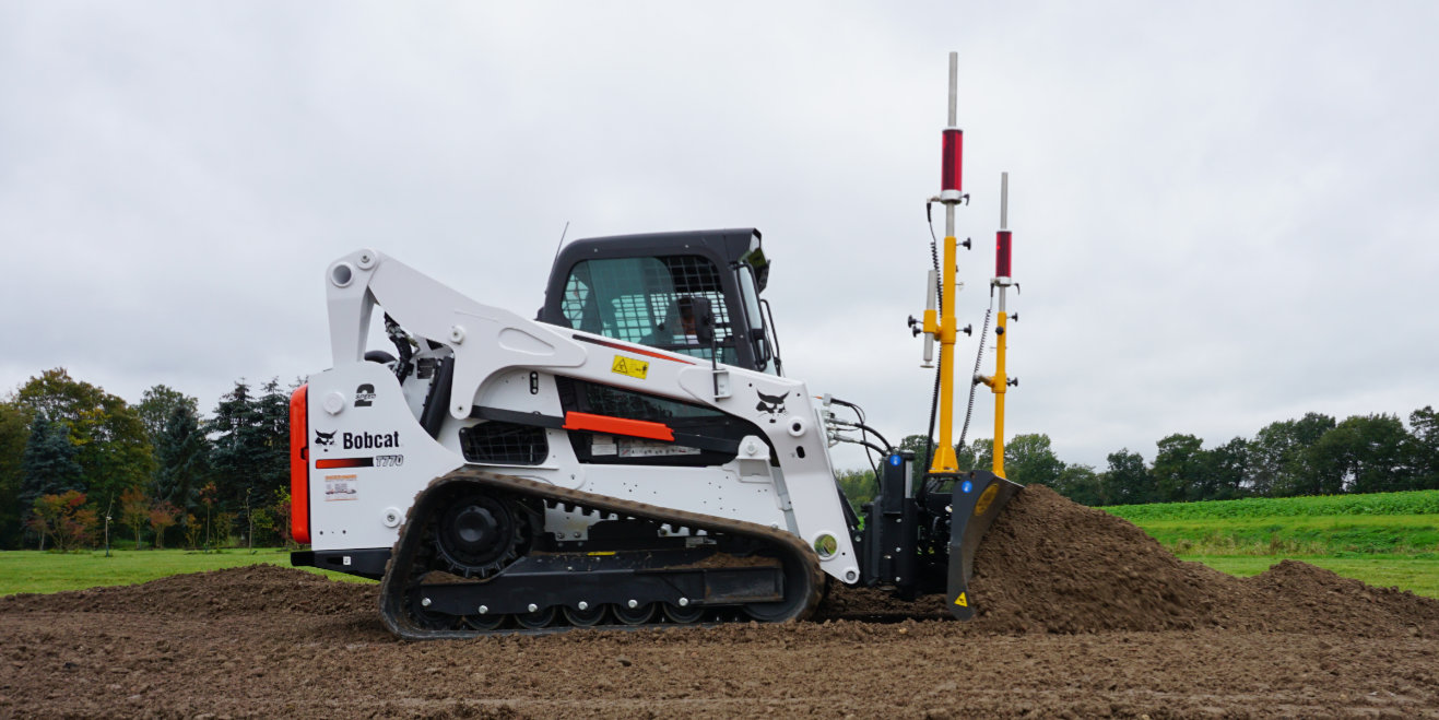 Bobcat T770 mit Uemme 6-Wege-Schild